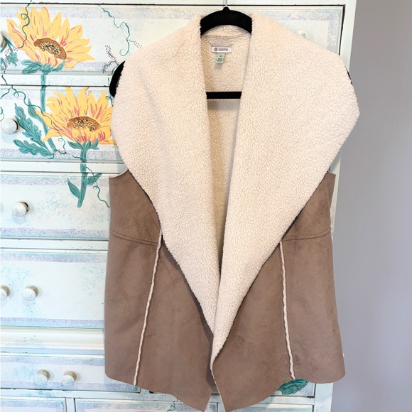 Susina Jackets & Blazers - Women's Tan and Cream Sherpa Vest